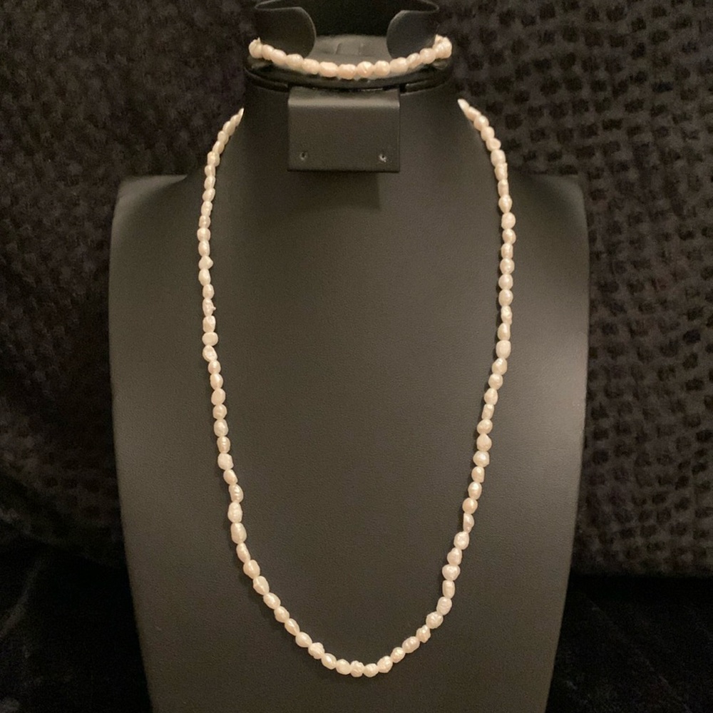 Elegant Pearl Necklace and Bracelet